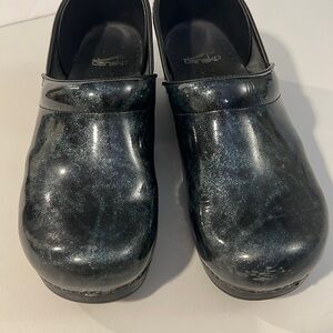 Dansko Iridescent Clogs Blue Black Patent Leather Size 40